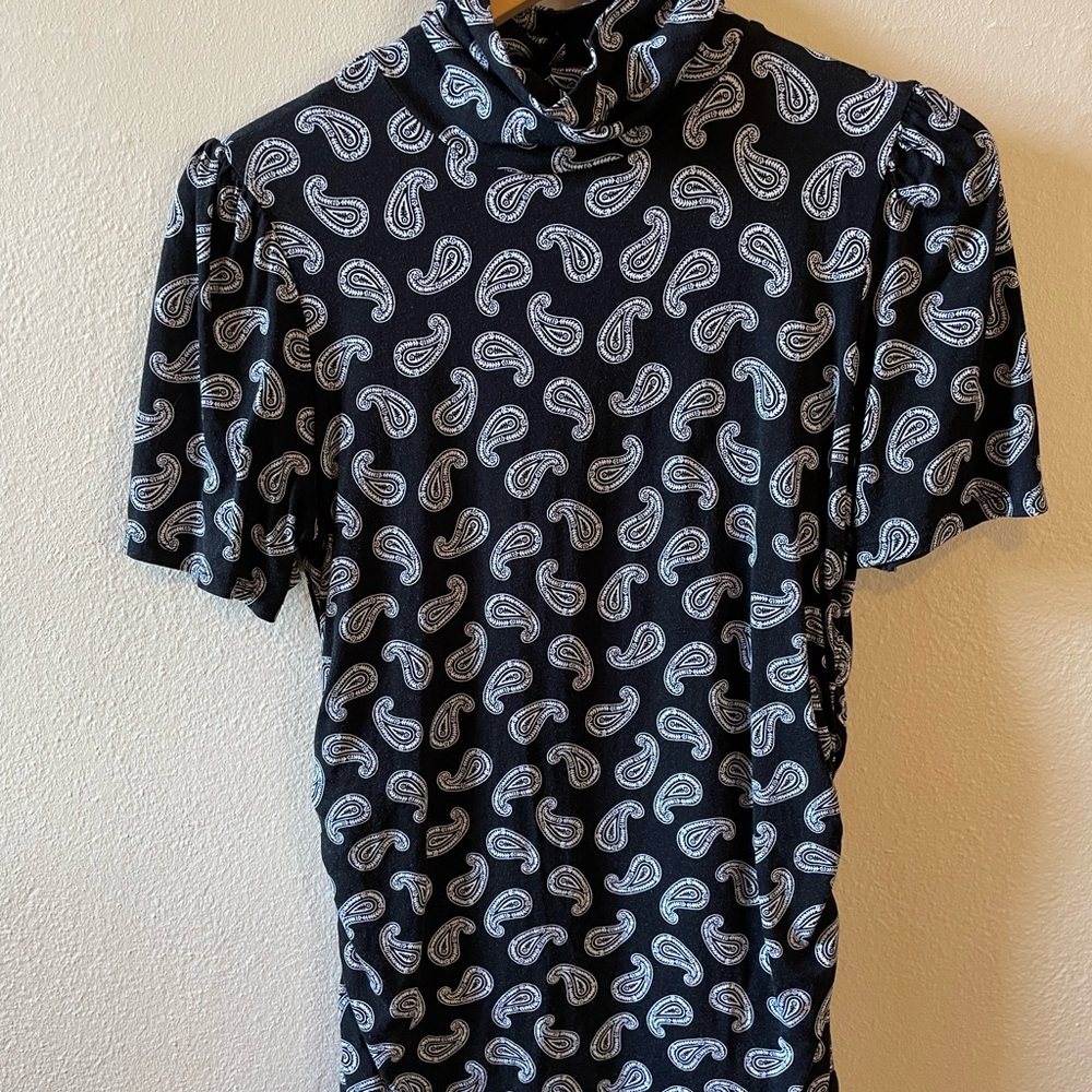 MICHAEL KORS: Black & White Ruched short sleeve shirt, size L.